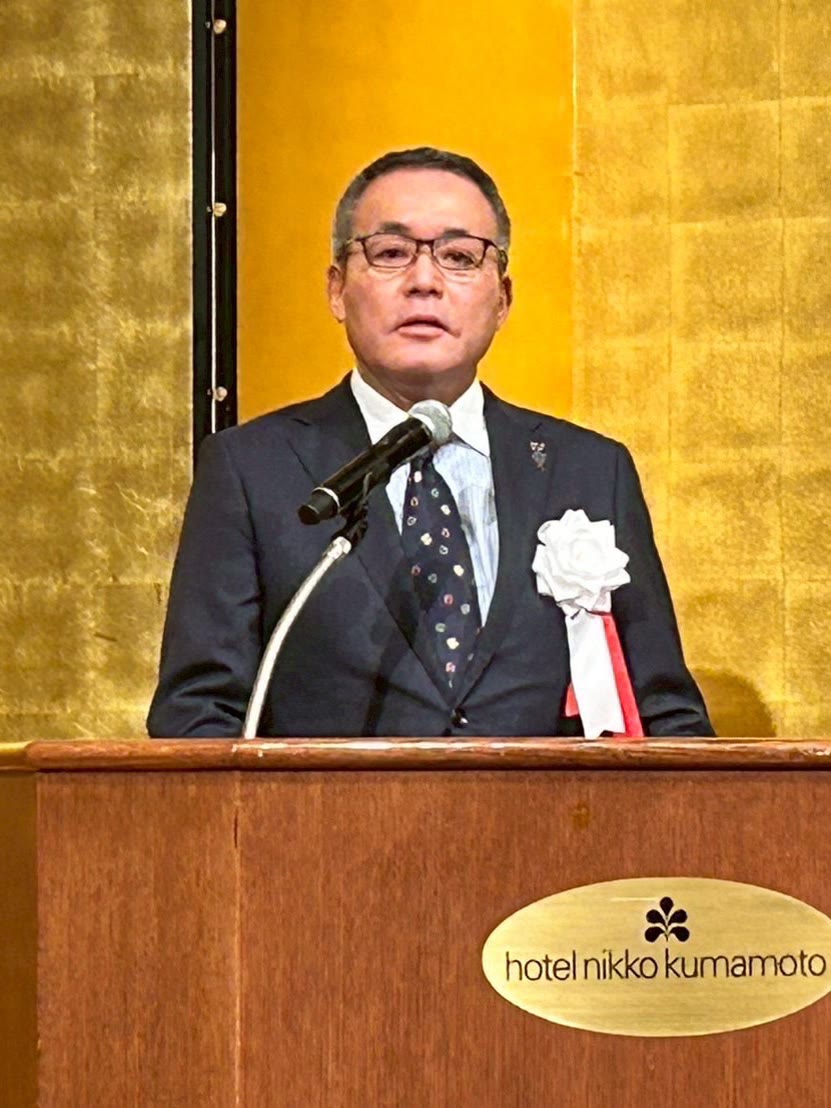 式典で挨拶する杉山晃二